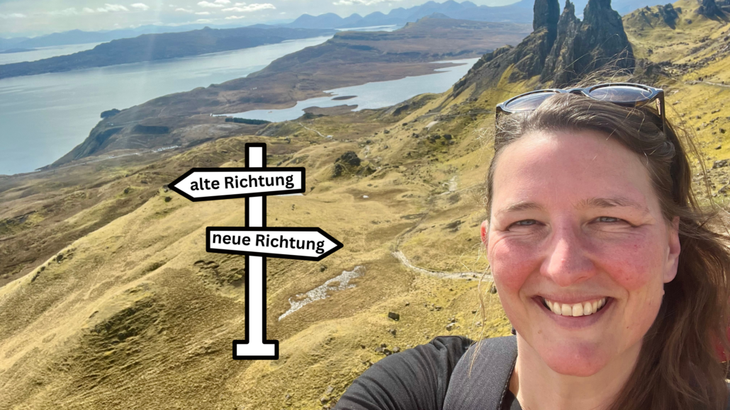 Quereinstieg Bewerbung Frau mit Rucksack beim Wandern vor Wegweiser mit alter und neuer Richtung für Quereinstieg Bewerbung