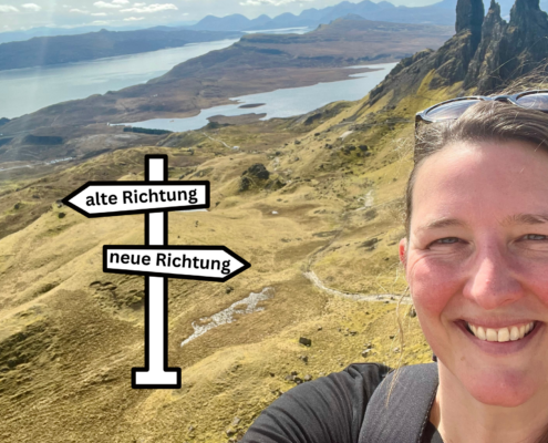 Frau mit Rucksack beim Wandern vor Wegweiser mit alter und neuer Richtung für Quereinstieg Bewerbung