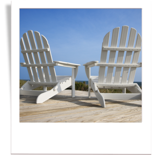 1:1 Coaching Zwei Deckchairs auf Holzplattform draußen am Meer